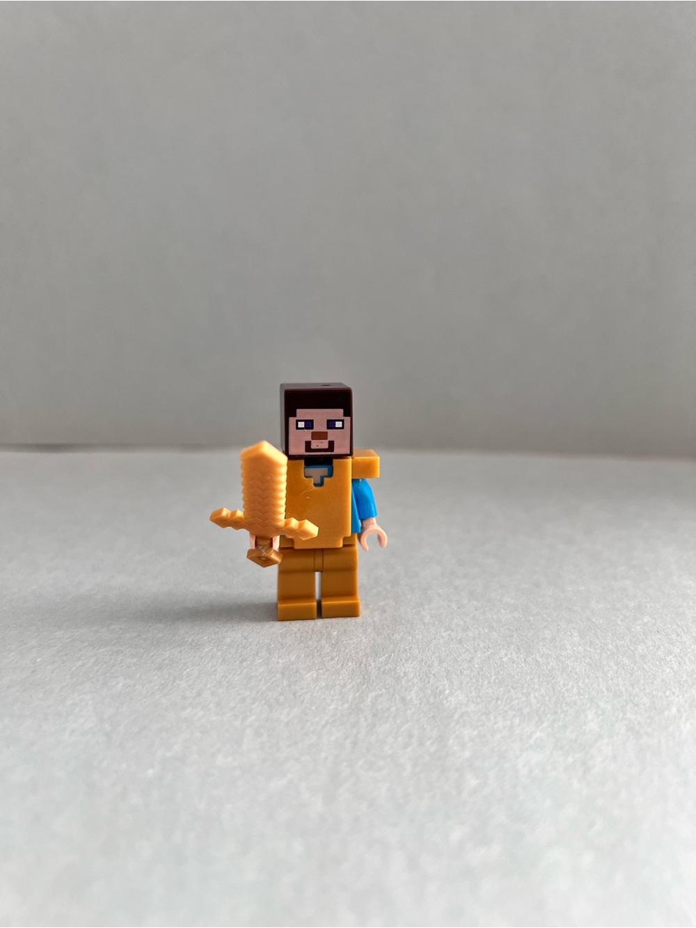 Lego Minecraft Steve W Golden Armor Minifigure